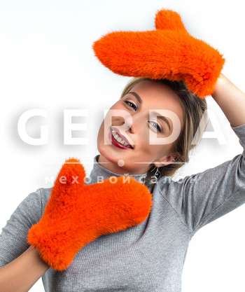 Варежки из вязаной норки оранжевые