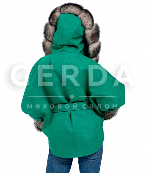 Короткое пальто с мехом на капюшоне зеленое